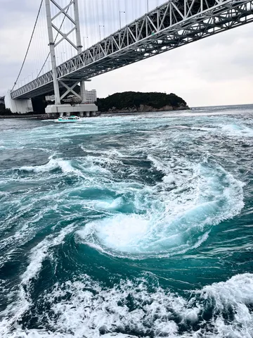 橋の下で渦潮と戯れる
