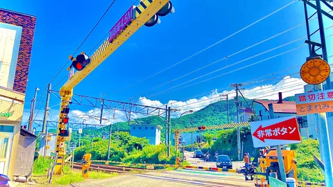 踏切注意！すぐそこは青い空