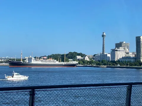 青空と港、未来への航海