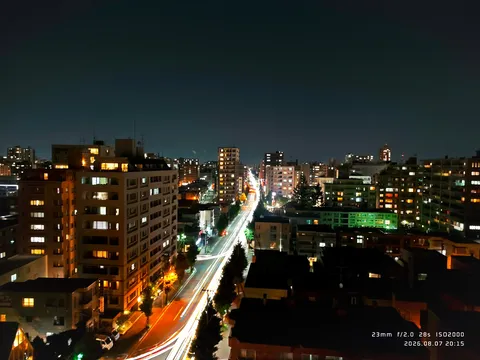 眠らない街の光の軌跡