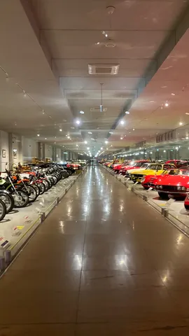 名車が誘う長い回廊