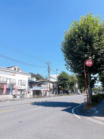 夏の日の街角、防火水槽の赤