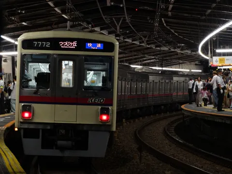 夜の駅を疾走する電車の日常