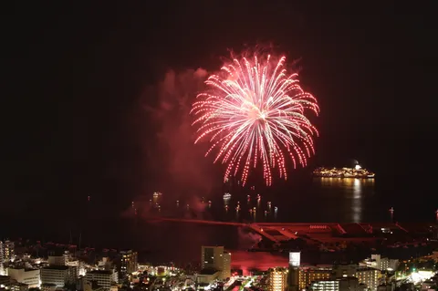 港町を彩る夜空の花