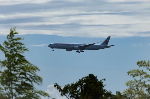 青空に浮かぶエア・カナダ機