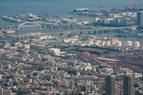 未来都市の海風に揺れる橋
