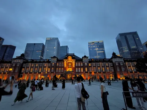 時代が交差する広場