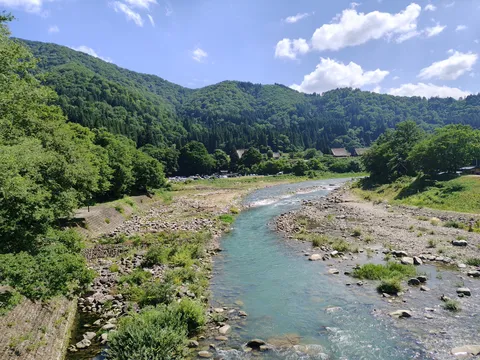 山肌を洗う清流の音