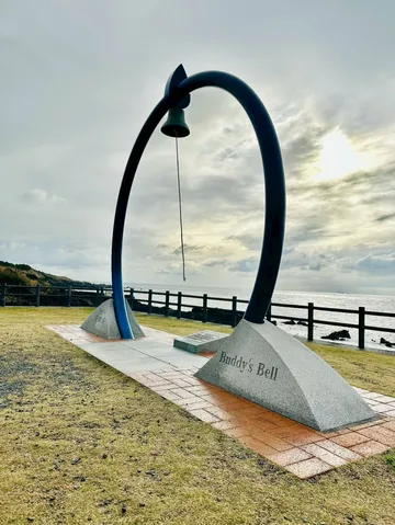 海辺に響く、希望の鐘
