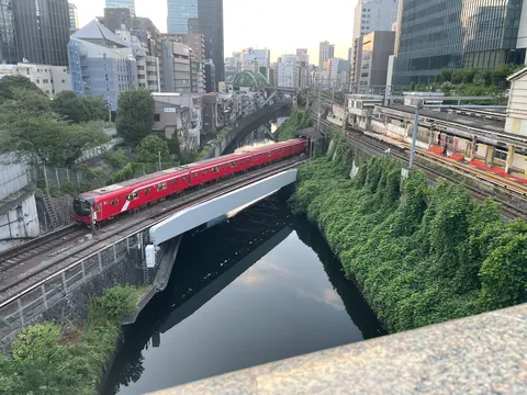 都市を彩る赤い列車