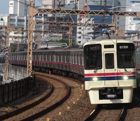 都会のカーブを駆ける京王線