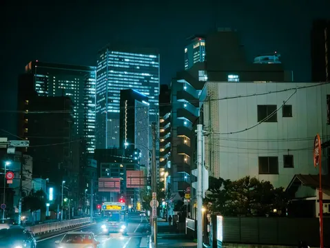 青の街、夜を走る