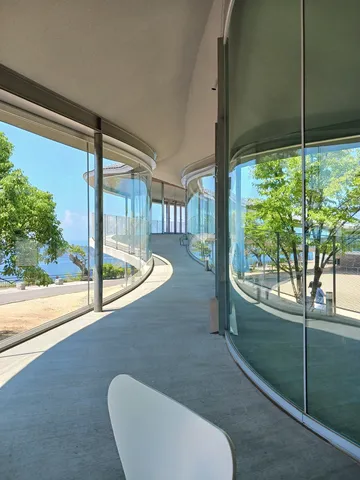 曲線ガラスが導く海景