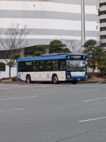 青と白のコントラスト、日常の風景