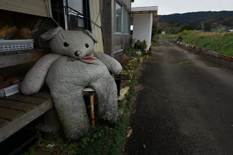 午後の野外の大きなぬいぐるみ