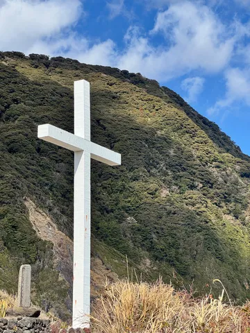 山を背に、空へ伸びる