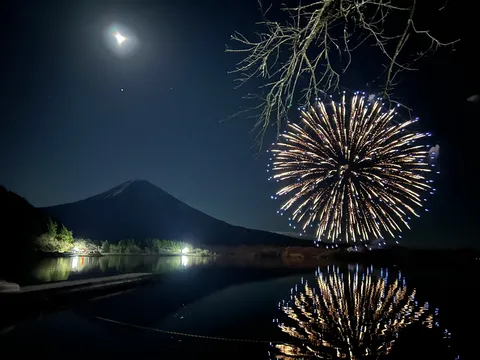 夜空に輝く花火と霊峰富士