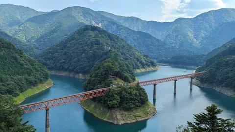 山あいを渡る赤い橋