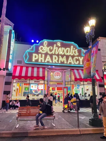 煌めく夜の薬局と賑わい