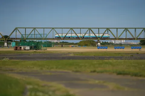 鉄橋を渡る列車の風景
