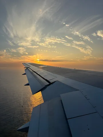 空と海に抱かれる夕暮れの翼