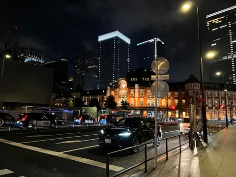 都会の夜景とクラシックな駅舎