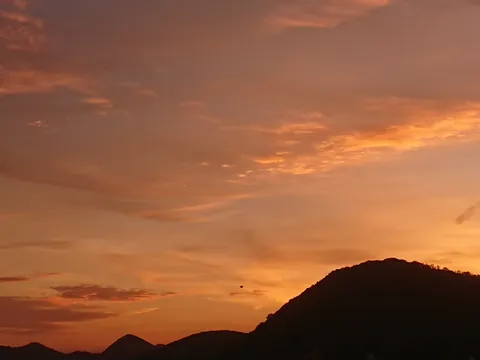 夕焼けに染まる山のシルエット
