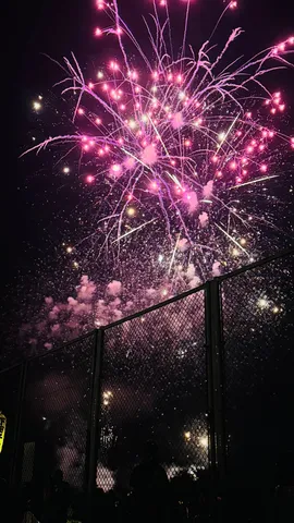 ピンクに染まる夜空