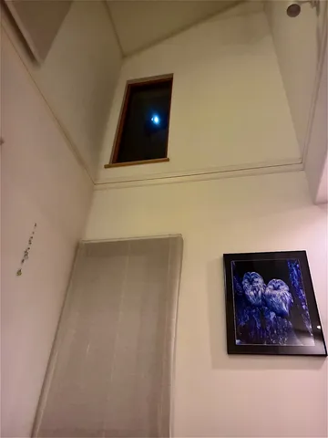天窓に映る蒼い星