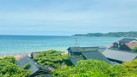 海風と瓦屋根の静かな風景