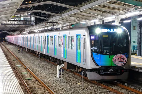 夜の駅に滑り込む未来派列車