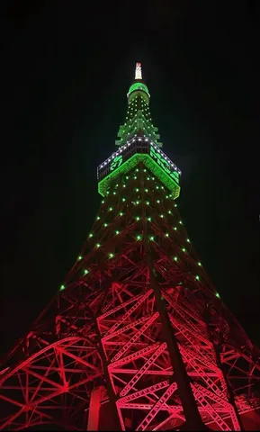 光る鉄骨を見上げて