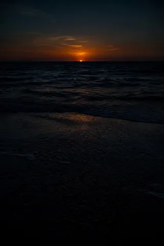 沈む太陽とさざ波の呟き