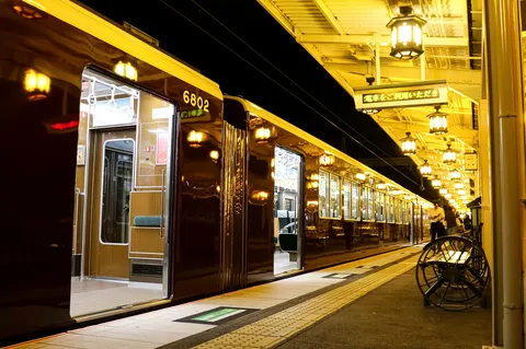 夜の駅、金色の招待状