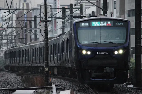 雨音を乗せた、通勤列車の疾走