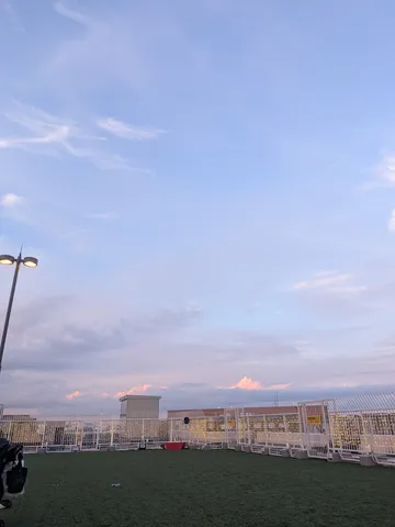 空と灯りが境界線をつくる