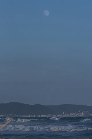 月と波打ち際の静かな風景