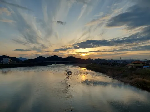 川面に映る空と夕焼け