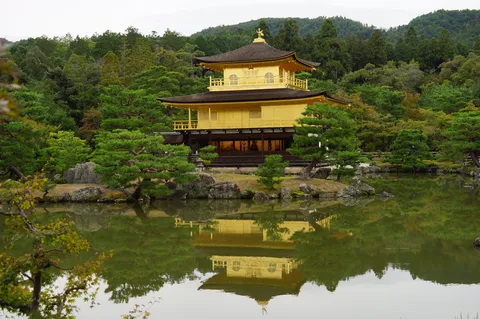 水面に映る黄金の寺院