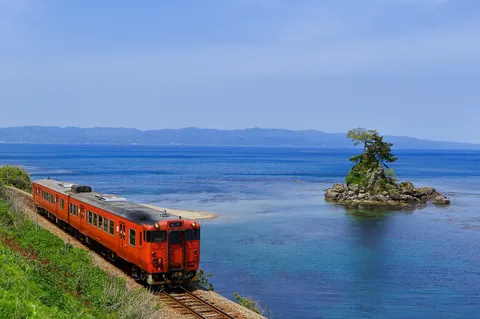 孤島を見つめる赤い旅人