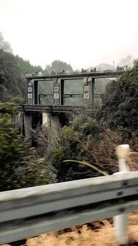 歴史を感じる水門の風景