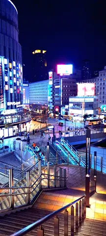 光が交錯する夜の街角