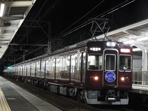 夜の駅に停車する、ノスタルジー漂う特急列車