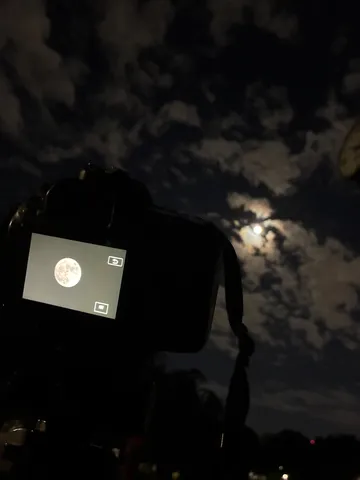 夜空とカメラ、月を捉える瞬間