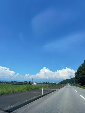 青空と田園の道風景