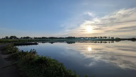 水面に映る静かな夕暮れ