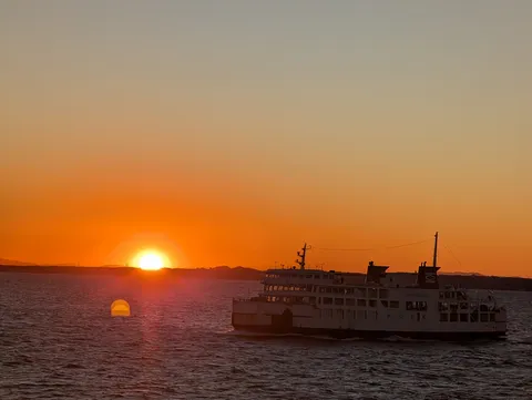 夕陽とフェリー、旅情のひととき