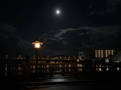 月夜の灯りと水面の影