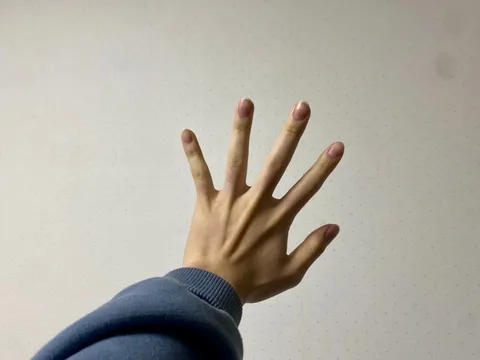 指先に宿る静かな光