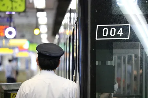 駅長の背中と００４